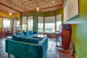 ein Wohnzimmer mit blauen Sofas und einem TV in der Unterkunft Klamath Falls Vacation Rental Less Than 1 Mi to Downtown! in Klamath Falls