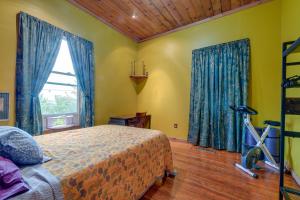 ein Schlafzimmer mit einem Bett und einem Fahrrad in einem Zimmer in der Unterkunft Klamath Falls Vacation Rental Less Than 1 Mi to Downtown! in Klamath Falls