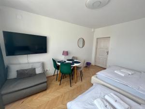 Televízia a/alebo spoločenská miestnosť v ubytovaní A 3 pokoje w Centrum Gdyni