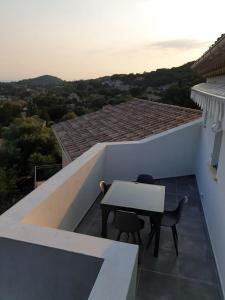 d'un balcon avec une table et des chaises. dans l'établissement F2 tout confort avec vue panoramique, à Bastelicaccia