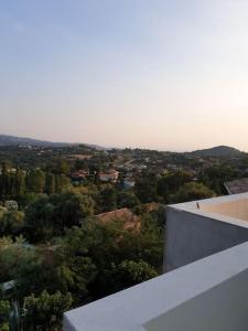 - une vue sur la ville depuis le haut d'un bâtiment dans l'établissement F2 tout confort avec vue panoramique, à Bastelicaccia