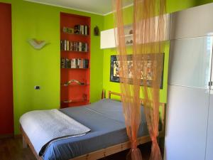 1 dormitorio con paredes verdes y 1 cama con cortinas en Principessa Como close to the lake, en Como