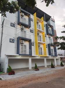 een gebouw met gele en blauwe balkons erop bij MITRA HOTELS in Mysore