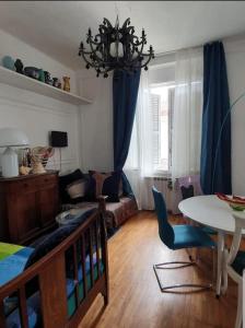 uma sala de estar com um sofá e uma mesa em Villa Eclettica A POCHI METRI DAL MARE em Pesaro