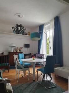 uma sala de estar com mesa e cadeiras em Villa Eclettica A POCHI METRI DAL MARE em Pesaro