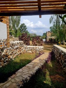 eine Steinmauer neben einem Steinweg in der Unterkunft GKAT Resort in Mbarara