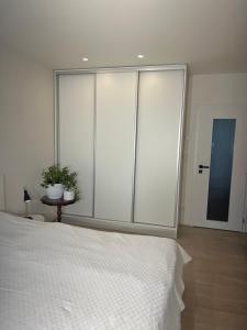 um quarto com uma grande cama branca e uma mesa em Apartment Maria em Mariánské Lázně