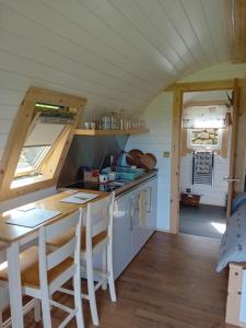 Kuchyň nebo kuchyňský kout v ubytování Coombs glamping pods