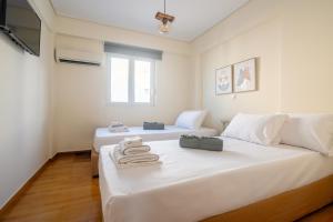 雅典的住宿－Vanesa's House，客房内的两张床和毛巾