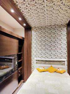 een slaapkamer met een bed en een muur met een open haard bij Casa aconchegante. in Campo Grande