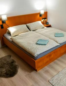 Postel nebo postele na pokoji v ubytování Winterwohnung Almberg
