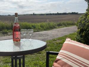 A true nature pearl in idyllic surroundings but close to the city的酒水