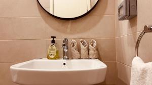 Un baño de ONE Guest Place 2BHK Apartments near the Beach 38 fotos más
