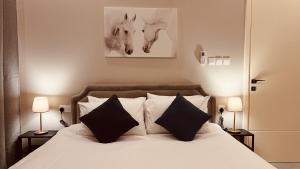 Una cama o camas en una habitación de ONE Guest Place 2BHK Apartments near the Beach