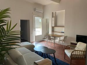 ein Wohnzimmer mit einem Sofa und einem Tisch in der Unterkunft UNE TERRASSE SUR LES TOITS in Aix-en-Provence