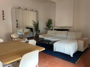 ein Wohnzimmer mit einem Sofa und einem Tisch in der Unterkunft UNE TERRASSE SUR LES TOITS in Aix-en-Provence