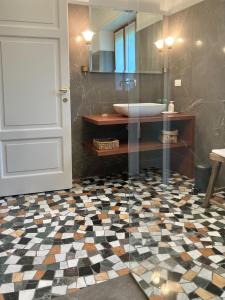 La salle de bains est pourvue d'une porte en verre et d'un lavabo. dans l'établissement Maison Montello, à Varèse