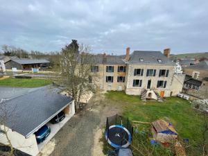 una vista aérea de una casa grande con patio en Petit Gîte avec terrasse, en Thouarcé