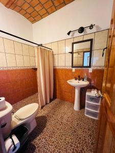 uma casa de banho com um WC e um lavatório em Casa San Marcos em Lo de Marcos