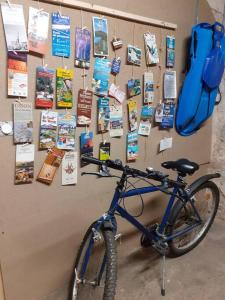 una bicicleta está estacionada junto a una pared con carteles en Champeix, maison confort 6 personnes en Champeix