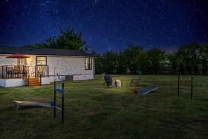 Una casa en un campo de noche con estrellas en Ranch Style House on 1 acre with ping pong & foosball, en Wylie