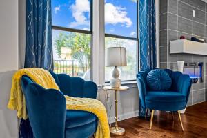 sala de estar con sillas azules y ventana en Ranch Style House on 1 acre with ping pong & foosball, en Wylie