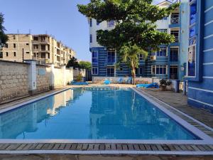 an empty swimming pool in an apartment building at Shikara Apartment in Mombasa
