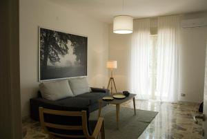 a living room with a couch and a table at Casa Lucia in Siracusa