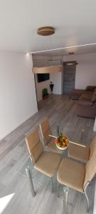 sala de estar con sofá, mesa y sillas en Apartamento nuevo muy centrico, en Denia