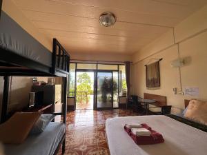 1 dormitorio con cama y vistas a un patio en Lanta Garden Home, en Ko Lanta