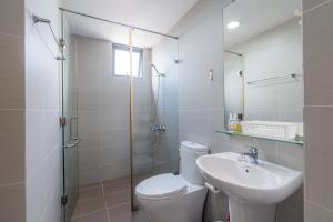 y baño con aseo, lavabo y ducha. en ambiHOME 3BR 2WC in Masteri Thao Dien District 2, en Ho Chi Minh