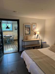 - une chambre avec un lit, un bureau et une salle à manger dans l'établissement Historische Wohnung am Jenischpark, à Hambourg