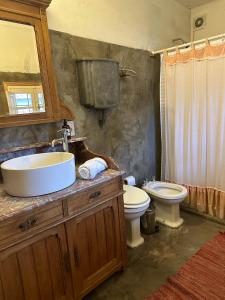a bathroom with a sink and a toilet at Estancia Laserca 