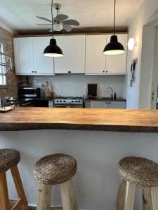 a kitchen with a counter and two stools at Estancia Laserca 