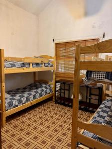 מיטה או מיטות קומותיים בחדר ב-Estancia Laserca