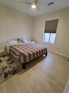 海波恩特的住宿－Modern/Retro Condo，一间卧室设有一张大床和一个窗户。