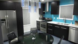 Kuchyň nebo kuchyňský kout v ubytování Modern/Retro Condo