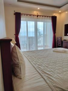 Phuong Binh House في فو كووك: غرفة نوم بسرير كبير ونافذة كبيرة
