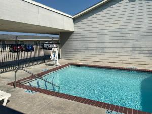 Bazén v ubytování Southern Inns And Suites now offering RV Spaces for rent nebo v jeho okolí