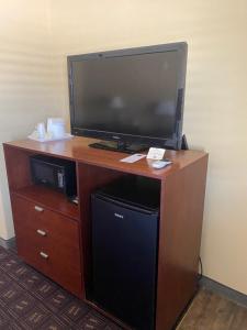 TV a/nebo společenská místnost v ubytování Southern Inns And Suites now offering RV Spaces for rent