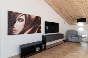 uma sala de estar com uma grande pintura na parede em Attic 64 - The House Of Travelers em Como