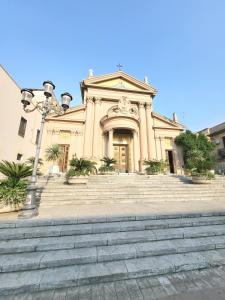 een groot gebouw met trappen voor een gebouw bij B&B La Cité Luxury Rooms in Reggio di Calabria