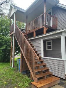 una terraza en el lateral de una casa en Cute apartment close to highway, en Edmundston