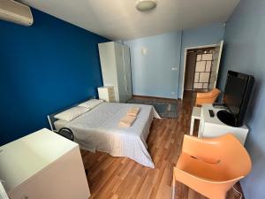 ソフィアにあるblue roomのベッドとテレビのある寝室