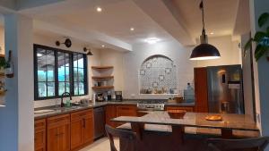 Beautiful Private Villa, Views in Every Direction 주방 또는 간이 주방 사진 37개 이상