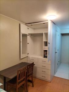 利馬的住宿－Lugar cómodo y seguro，一间带桌子和衣柜的用餐室