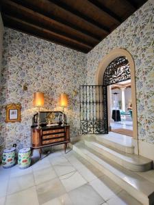 a hallway with a gate and a dresser in a house at Hotel Don Juan Boutique in Úbeda