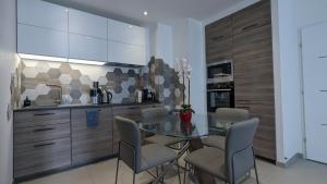 - une cuisine avec une table en verre et des chaises dans l'établissement Apt 2 Chambres - Direct Gare Part-Dieu, Lyon - Ascenseur & Wi-Fi Gratuit, à Lyon 14 autres photos