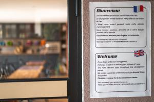 Certifikát, hodnocení, plakát nebo jiný dokument vystavený v ubytování Hôtel L'Etoile Aéroport - A61