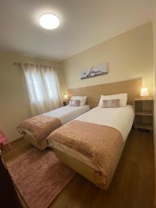 duas camas num quarto de hotel com em Casa do Cantinho do Muro em São Vicente